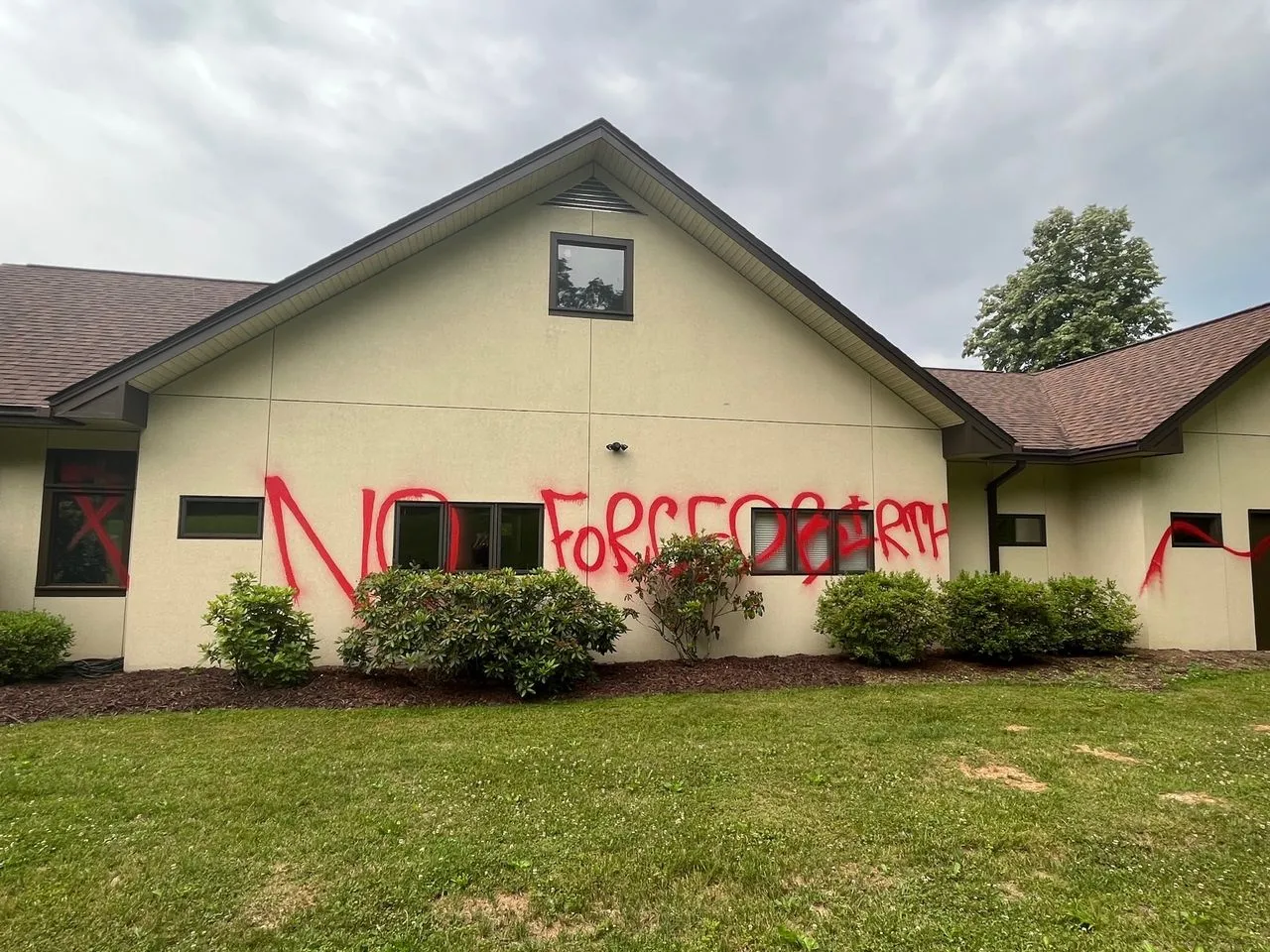 Mountain Area Pregnancy Services, a pro-life pregnancy center in Asheville, North Carolina, had its windows smashed and was spray-painted with pro-abortion messaging on June 6 or June 7, 2022.?w=200&h=150