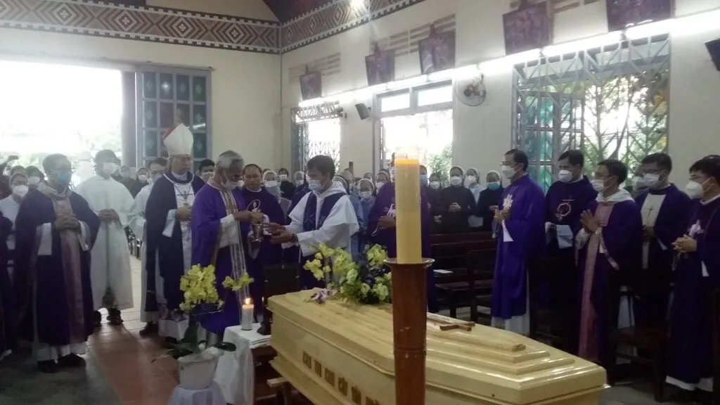 Bishop Aloisiô Nguyên Hùng Vi of Kon Tum says a funerary Mass for Fr. Giuse Trần Ngọc Thanh, O.P., at Plei Đôn chapel in Kon Rơbang parish, Vietnam, Jan. 30, 2022.?w=200&h=150
