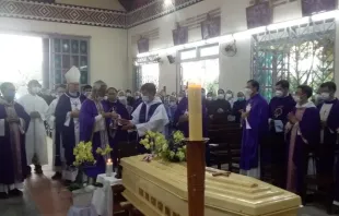 Bishop Aloisiô Nguyên Hùng Vi of Kon Tum says a funerary Mass for Fr. Giuse Trần Ngọc Thanh, O.P., at Plei Đôn chapel in Kon Rơbang parish, Vietnam, Jan. 30, 2022. Diocese of Kon Tum.