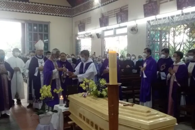 Bishop Aloisiô Nguyên Hùng Vi of Kon Tum says a funerary Mass for Fr. Giuse Trần Ngọc Thanh, O.P., at Plei Đôn chapel in Kon Rơbang parish, Vietnam, Jan. 30, 2022.