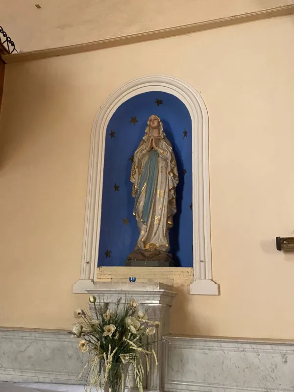 Estatua de Nuestra Señora de Lourdes, iglesia de Chichilianne, Trièves, Francia.  Crédito de la foto: Anna Kurian