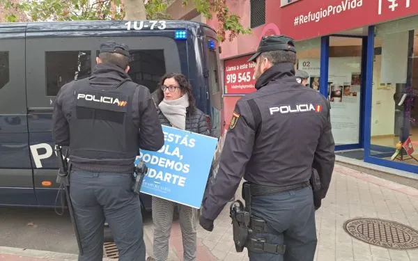 A 40 Days for Life volunteer tries to pray for the end of abortion in Madrid in front of the police present on Dec. 28, 2023.?w=200&h=150