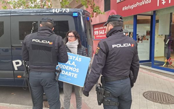 20 riot police sent to remove 10 young people praying rosary at abortion clinic in Spain