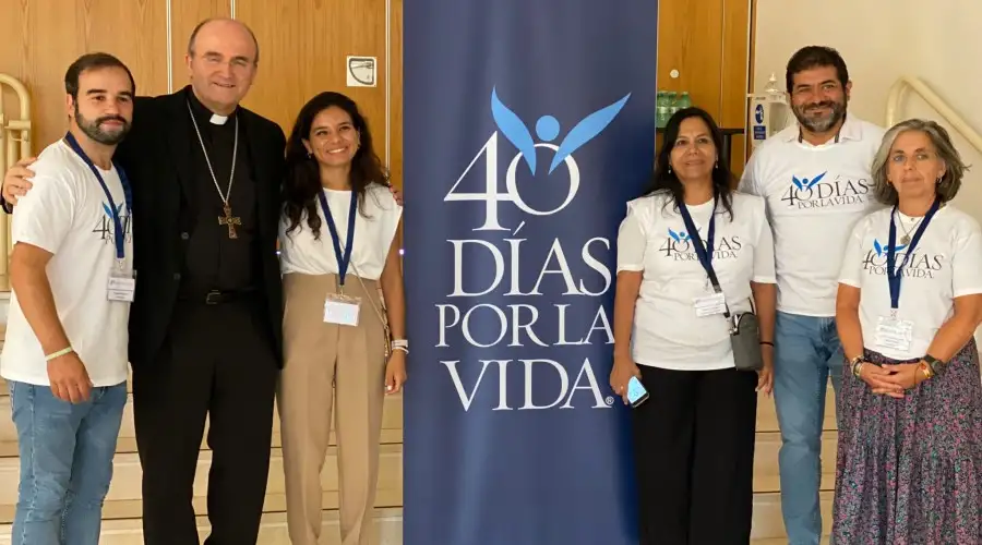 Bishop José Ignacio Munilla with volunteers from 40 Days for Life in Spain
