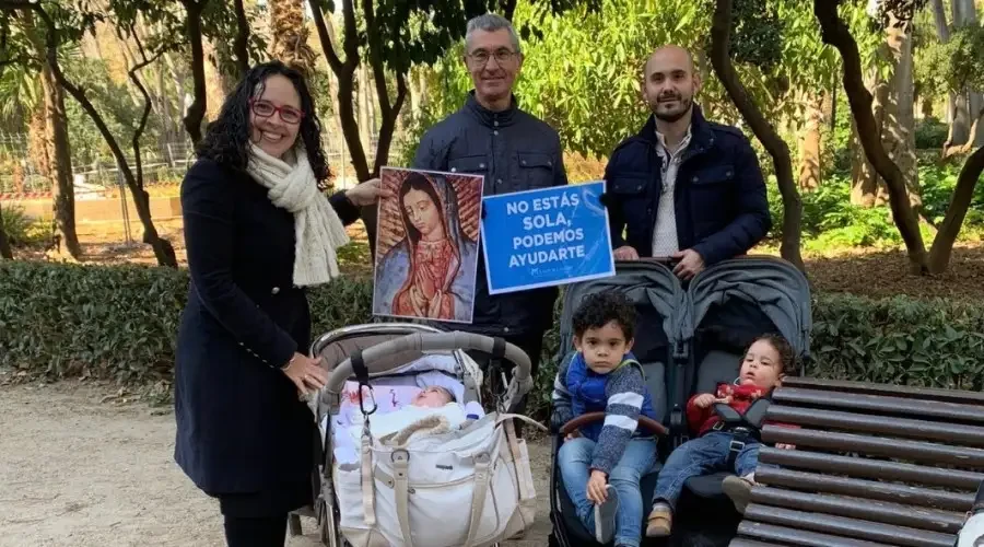40 Days for Life volunteers pray at the gates of an abortion in Castellón, Spain.?w=200&h=150