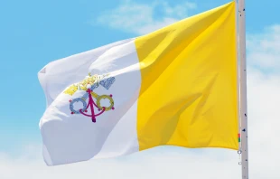 The flag of Vatican City. Mazur/www.thepapalvisit.org.uk.