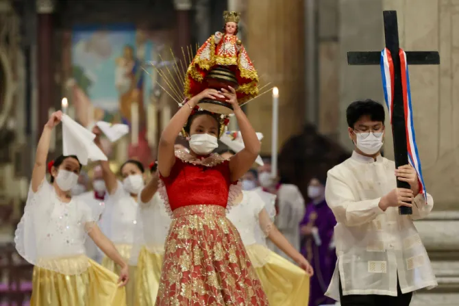 Procession from papal Mass to mark 500 years of Catholicism in the Philippines.
