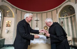 Cardinal Vincent Nichols presents a relic of Bl. Carlo Acutis to Fr. Pat Ryall at Archbishop’s House, Westminster, May 21, 2021. Mazur/cbcew.org.uk.