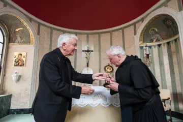 Cardinal Vincent Nichols presents a relic of Bl. Carlo Acutis to Fr. Pat Ryall at Archbishop’s House, Westminster, May 21, 2021.