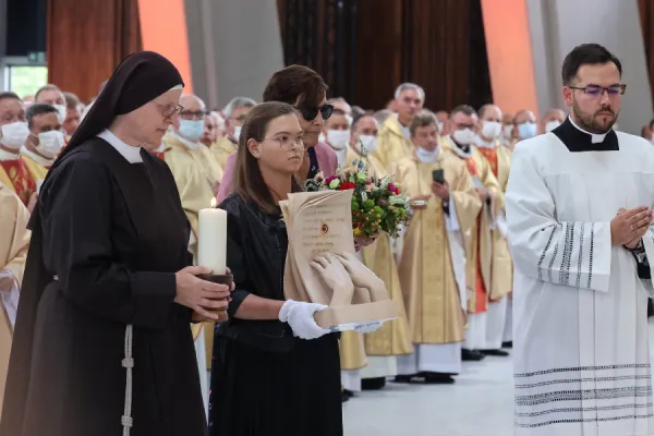 Karolina Gawrych carries the relics of Mother Elżbieta Róża Czacka in Warsaw, Poland, Sept. 12, 2021. Archdiocese of Warsaw/Polish Bishops’ Conference/W. Łączyński.