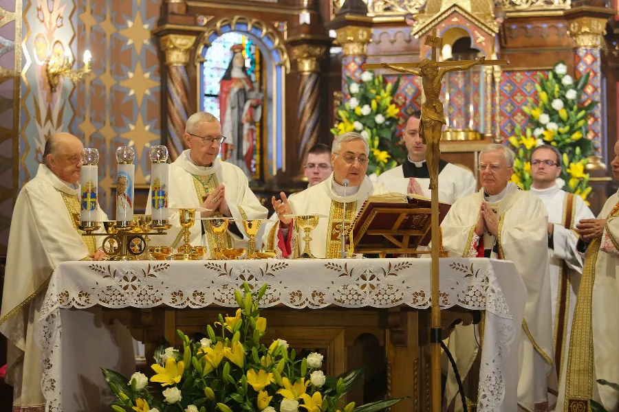 Poland’s bishops celebrate Mass in Zakopane on June 7, 2002.?w=200&h=150