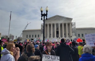Hundreds of pro-life and pro-abortion demonstrators hold rallies alongside each other as the Supreme Court hears oral arguments in the high-stakes abortion pill case Alliance for Hippocratic Medicine v. Food and Drug Administration, March 26, 2024. Credit: Peter Pinedo/CNA