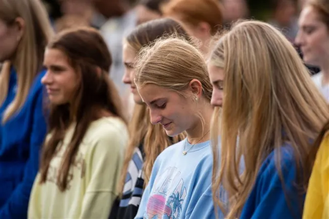 Youth praying rosary at Maryland youth rally