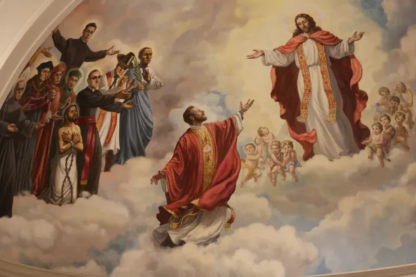 Detalle de un mural que muestra al Beato Stanley Rother siendo recibido en el cielo en el nuevo Santuario del Beato Stanley Rother en la ciudad de Oklahoma. Joe Holdren/EWTN Noticias