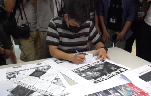 An editor prepares the final edition of the Apple Daily. Via Wikimedia (copyrighted free use).