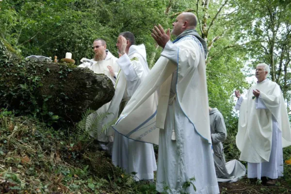 Franciscan Friars of the Renewal at Ballyneety Mass Rock, Limerick. / ACN Ireland.