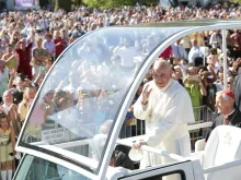 Pope Francis arrives at the Basilica of the National Shrine of the Immaculate Conception, Sept. 23, 2015