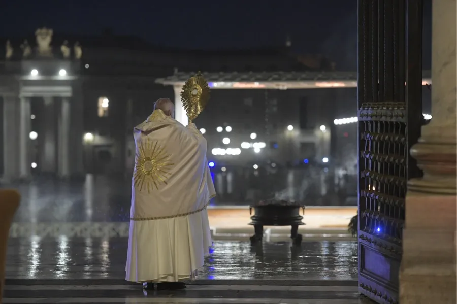 Pope Francis gives an extraordinary Urbi et Orbi blessing from the entrance of St. Peter’s Basilica March 27, 2020?w=200&h=150