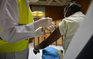 A guest living in a Rome shelter receives his COVID vaccine. Vatican Media/CNA