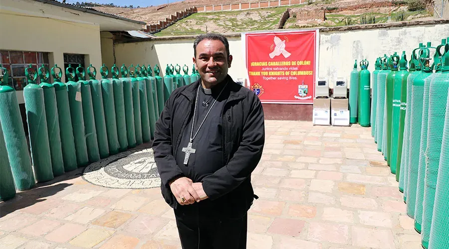 Bishop Giovanni Cefai, Bishop of the Prelature of Santiago Apóstol de Huancané, receives oxygen concentrators from the Knights of Columbus.?w=200&h=150