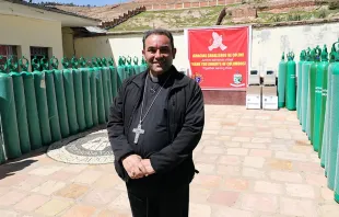 Bishop Giovanni Cefai, Bishop of the Prelature of Santiago Apóstol de Huancané, receives oxygen concentrators from the Knights of Columbus. ACI Prensa - Diego López Marina