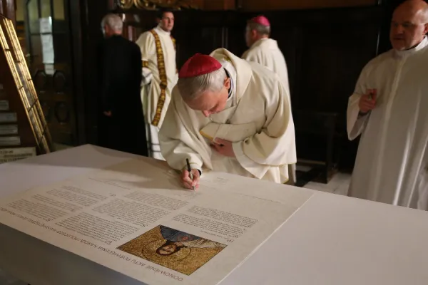 A bishop signs the act of consecration of Poland to the Sacred Heart, June 11, 2021. / episkopat.pl