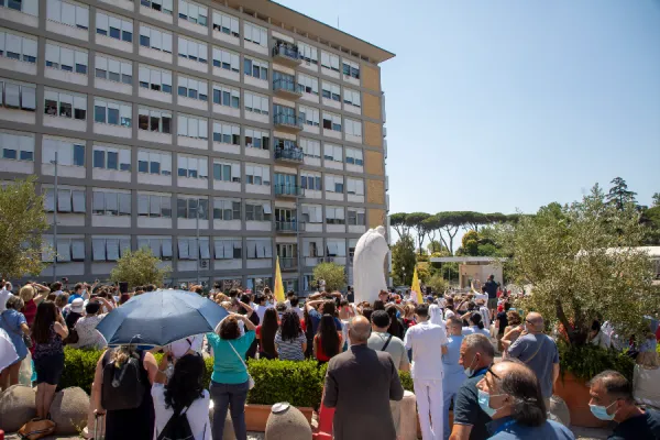A crowd gathered outside Gemelli hospital as Pope Francis delivered the Angelus address on July 11, 2011. / Pablo Esparza/CNA
