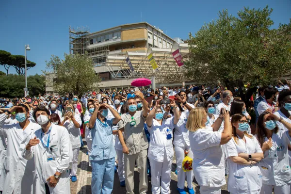 Medical staff watch the pope speak from a balcony of Gemelli hospital on July 11, 2011. / Pablo Esparza/CNA