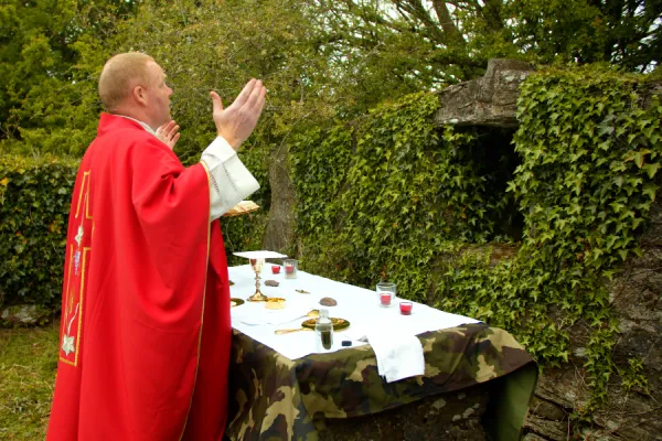Fr. Sean Crowley celebrates Mass in Cork diocese. / ACN Ireland.