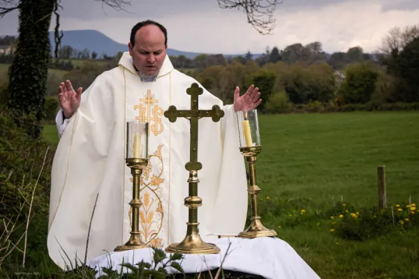 Fr. Sean Maguire celebrates Mass in Kilmore. / ACN Ireland.