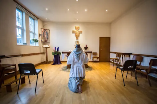 Eucharistic adoration while food is served at Friar Benet’s Kitchen. / Mazur/cbcew.org.uk.