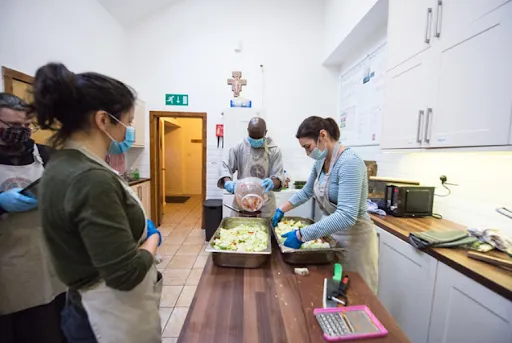 Food preparation at Friar Benet’s Kitchen. / Mazur/cbcew.org.uk.