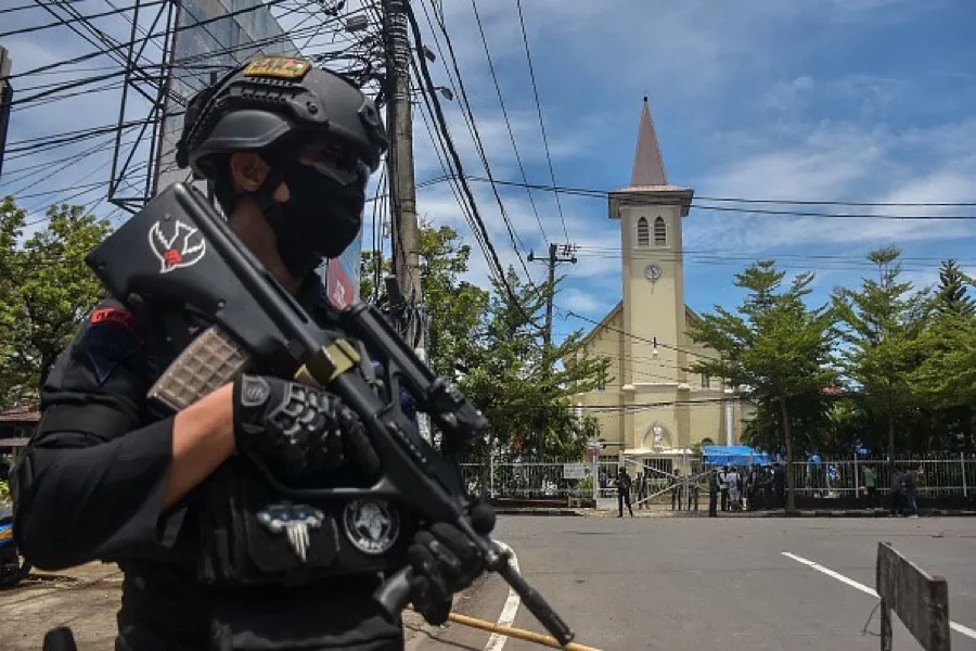 An Indonesian policeman stands guard outside a church after an explosion in Makassar on March 28, 2021.?w=200&h=150