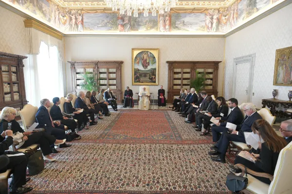 Pope Francis meets with members of Leaders Pour la Paix. Vatican Media/CNA