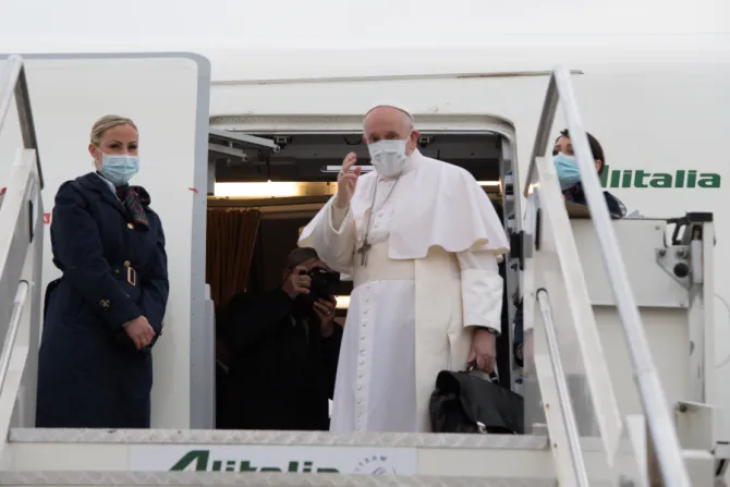 Pope Francis boards airplane for flight to Iraq