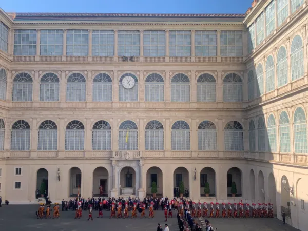 Swiss Guards march into San Damaso Courtyard May 6, 2021. / Courtney Mares/CNA