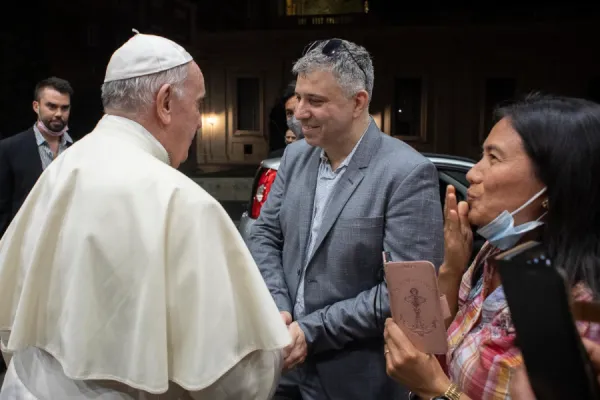 Pope Francis greets ‘Francesco’ director Evgeny Afineevsky at the Vatican’s Paul VI Hall, Sept. 6, 2021. Vatican Media.