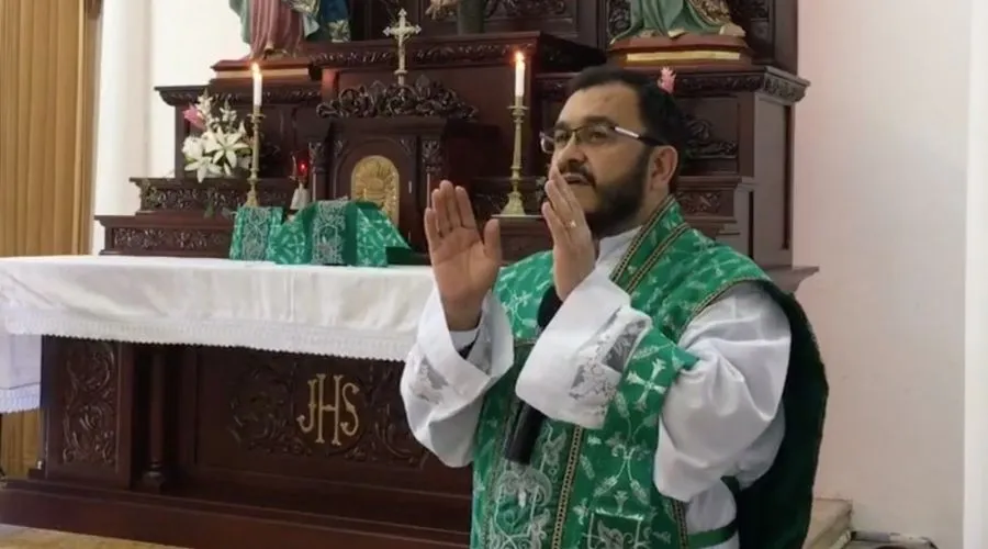 Fr. Sixto Eduardo Varela Santamaría has been suspended by the Bishop of the Diocese of Alajuela in Costa Rica after the priest said Mass in the Ordinary Form in Latin and ad orientem.?w=200&h=150