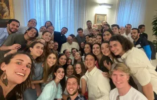 Father Ignacio Bello was surprised to receive a handwritten letter from the pope himself inviting him and his group of World Youth Day pilgrims to the Holy Father’s Vatican residence on the morning of July 25, 2023. Chiara Beltrán