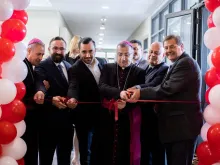 Chaldean Catholic Archbishop Bashar Warda (center), joined Alejandro Bermudez (far right), executive editor of the ACI Group and Catholic News Agency, and other dignitaries and staff members at a ceremony marking the launch of the Arabic-language news agency in Erbil, Iraq, on March 25, 2022.