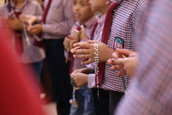Children in Lebanon pray the rosary. ACN