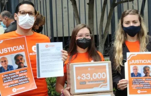 Members of Actívate (Get Active) deliver more than 33,000 signatures to the Mexican Ministry of the Interior (SEGOB) and the attorney general’s office Aug. 24, 2022, demanding justice for two Jesuit priests murdered in June. Photo credit: Get Active