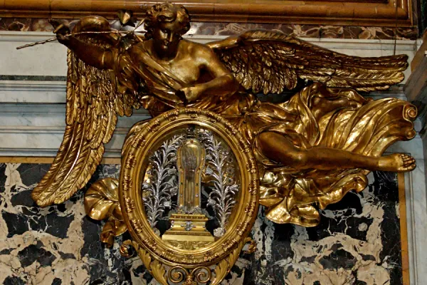A reliquary with the arm of St. Francis Xavier, at the Church of the Gesù in Rome, Italy. Jastrow via Wikimedia (Public Domain).