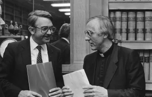 Former Auxiliary Bishop Thomas Gumbleton (right) meets with legislators in the Netherlands in 1983. Credit: Rob Croes for Anefo|Wikimedia|National Archives, Netherlands