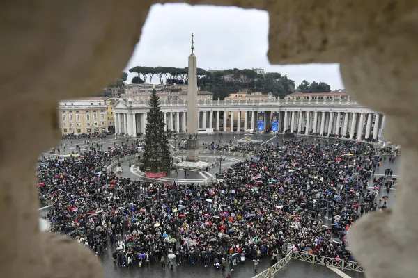 Pilgrims gather in St. Peter's Square to see Pope Francis deliver his Angelus reflection Jan. 7, 2024. Credit: Vatican Media