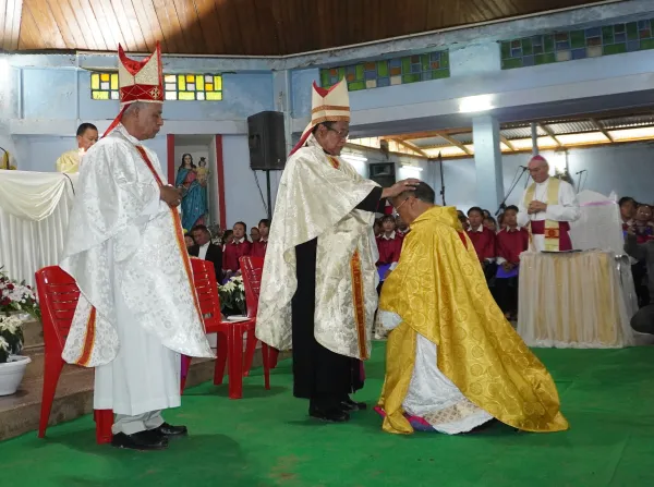 Outgoing Archbishop Dominic Lumon ordains the new archbishop of Imphal Archdiocese, Linus Neli, as apostolic nuncio to India as Nepal Archbishop Leopoldo Girelli looks on. Credit: Anto Akkara