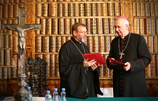 Major Archbishop Sviatoslav Shevchuk, head of the Ukrainian Greek Catholic Church, with Archbishop Stanisław Gądecki, president of the Polish bishops’ conference. episkopat.pl.