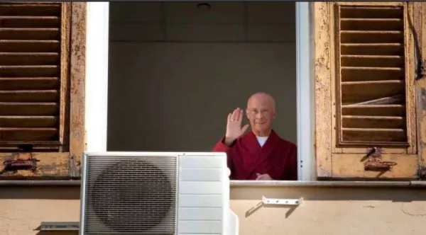 Cardinal Bagnasco waves from the hospital window. Galliera Hospital