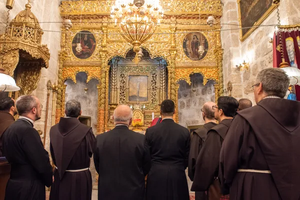 The Franciscan friars and the faithful in the Syro-Orthodox church of St. Mark in Jerusalem after the Mass of the Lord's Supper celebrated at the Cenacle on March 28, 2024. According to Syriac tradition, this is the upper room where Jesus had the Last Supper. Here as well, those present pray together and listen to the Lord’s Prayer sung in Aramaic by one of the monks, who then gives the blessing. Credit: Marinella Bandini