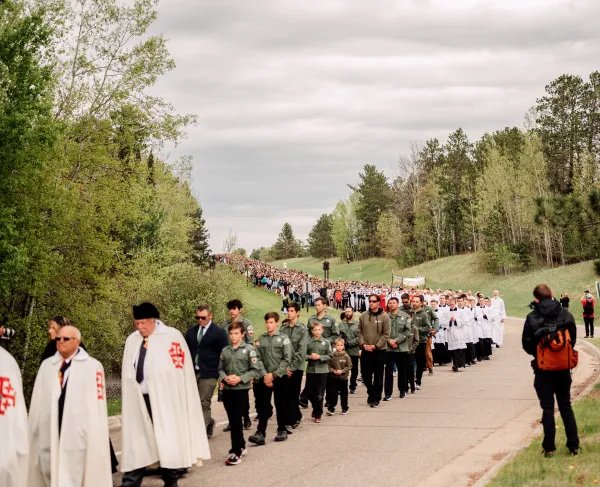 Hodočasnici hodaju u euharistijskoj procesiji u Bemidjiju, Minnesota, 19. svibnja 2024., na početku Nacionalnog euharistijskog hodočašća.  Zasluge: Gianna Bonello/CNA